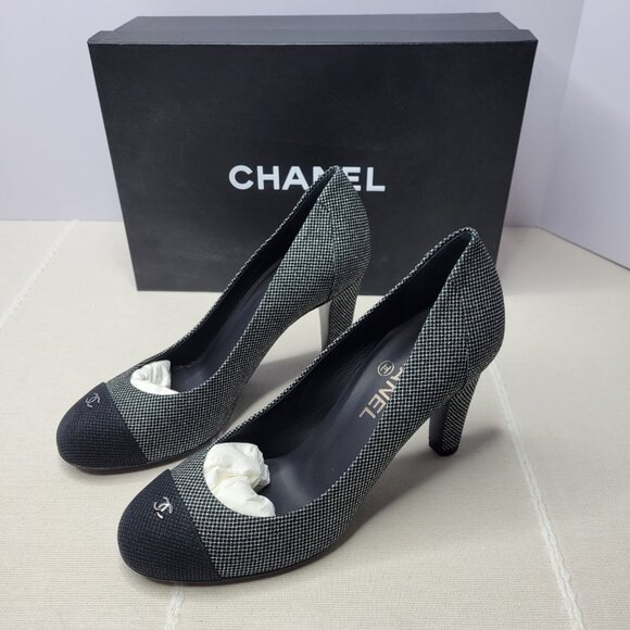 Chanel Pumps Sz 7.5 Dark Silver Black Logo Cap Toe Stiletto Heels Leather Fabric - Picture 3 of 14
